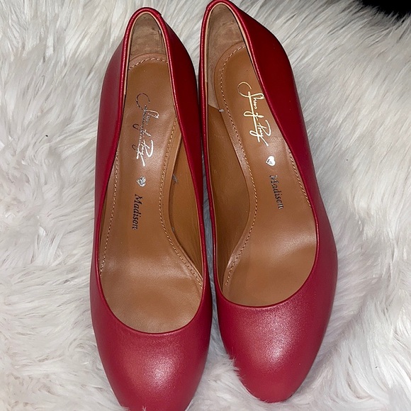 Red leather pump with a low platform - Picture 5 of 11